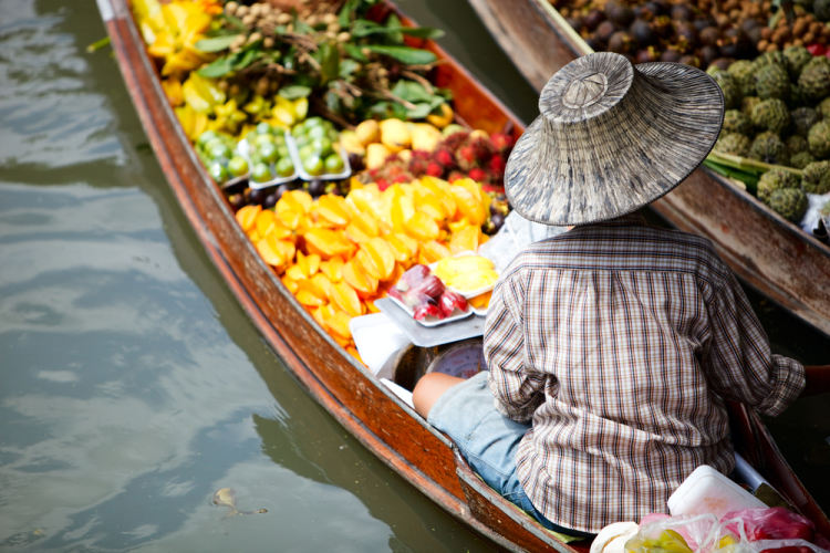 tradiční plovoucí trh v Bangkoku